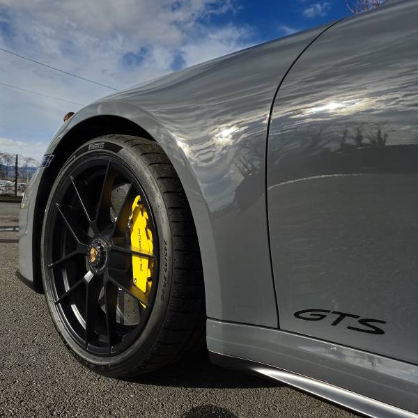 Application de film de protection PPF XPEL Ultimate Plus finition Gloss Transparent, garanti 10 ans en Bretagne