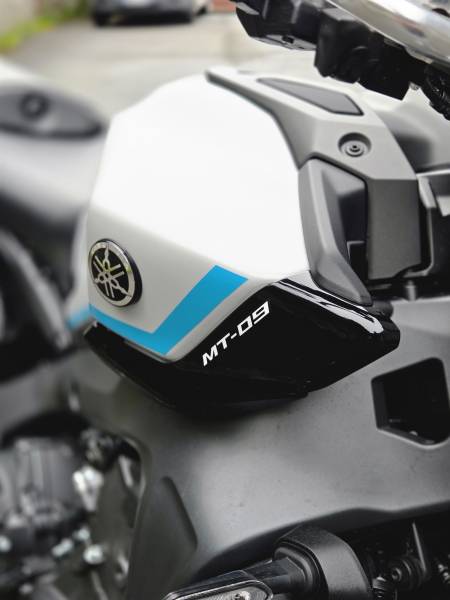 Film de protection satin XPEL Stealth sur le réservoir d’une Yamaha MT-09 2025 : esthétique mate et sécurité renforcée