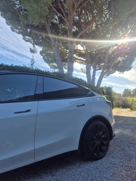 Transformation complète d’un Tesla Model Y Juniper 2025 avec un PPF coloré XPEL Heritage Grey inspiré du Gris Craie Porsche