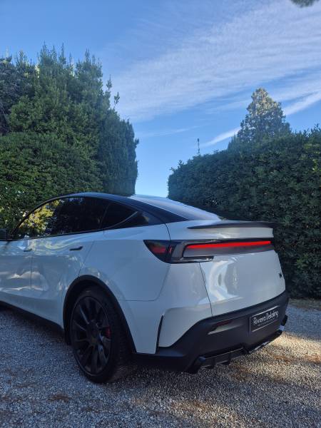 Transformation complète d’un Tesla Model Y Juniper 2025 avec un PPF coloré XPEL Heritage Grey inspiré du Gris Craie Porsche