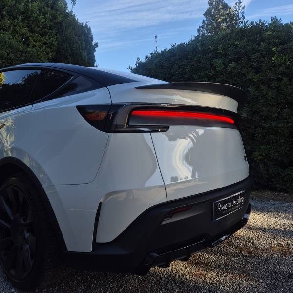 Transformation complète d’un Tesla Model Y Juniper 2025 avec un PPF coloré XPEL Heritage Grey inspiré du Gris Craie Porsche