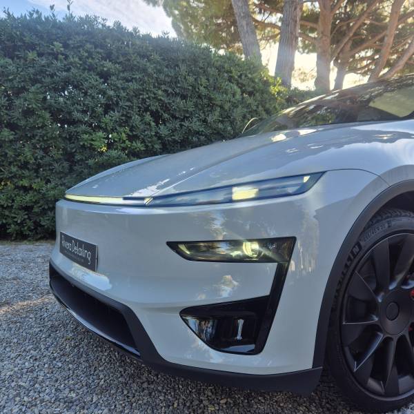 Transformation complète d’un Tesla Model Y Juniper 2025 avec un PPF coloré XPEL Heritage Grey inspiré du Gris Craie Porsche