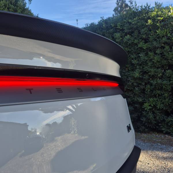 Transformation complète d’un Tesla Model Y Juniper 2025 avec un PPF coloré XPEL Heritage Grey inspiré du Gris Craie Porsche