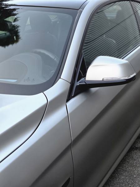 Covering gris satiné complet sur une BMW Série 4 noire pour un style premium et moderne en Bretagne