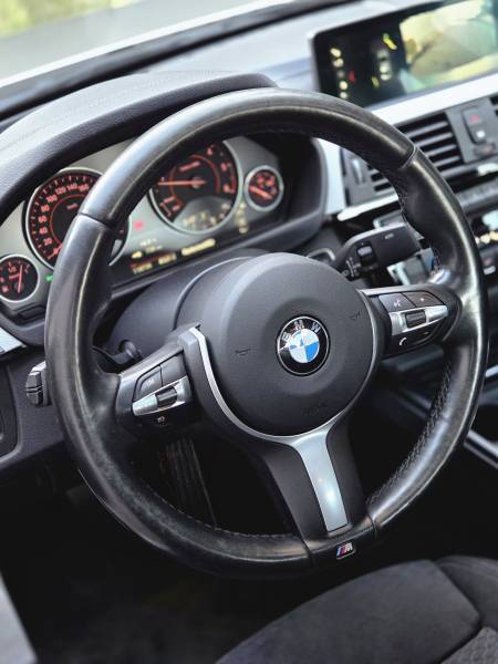 Covering gris satiné complet sur une BMW Série 4 noire pour un style premium et moderne en Bretagne