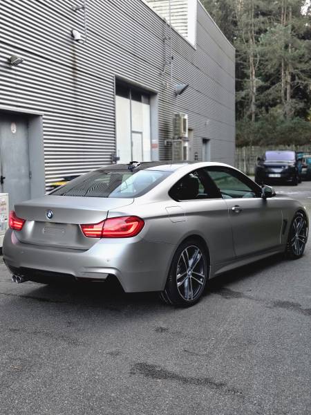 Covering gris satiné complet sur une BMW Série 4 noire pour un style premium et moderne en Bretagne