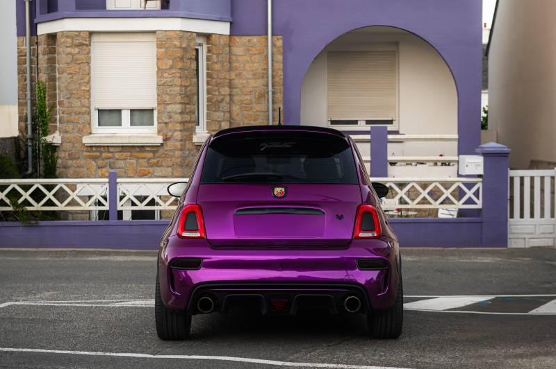 Personnalisation complète d’une Abarth 595 avec covering Teckwrap violet gloss pailleté et bandes noires satinées à Lorient