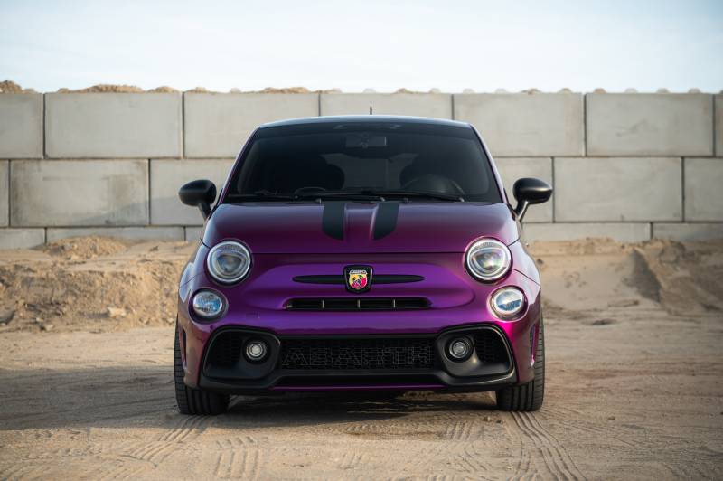 Personnalisation complète d’une Abarth 595 avec covering Teckwrap violet gloss pailleté et bandes noires satinées à Lorient