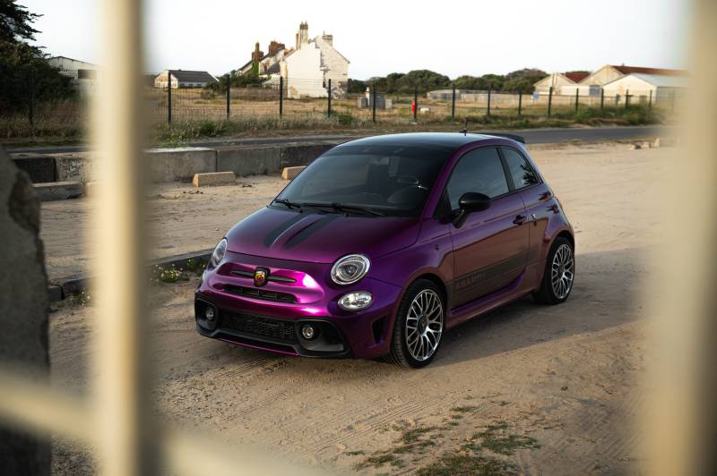 Personnalisation complète d’une Abarth 595 avec covering Teckwrap violet gloss pailleté et bandes noires satinées à Lorient